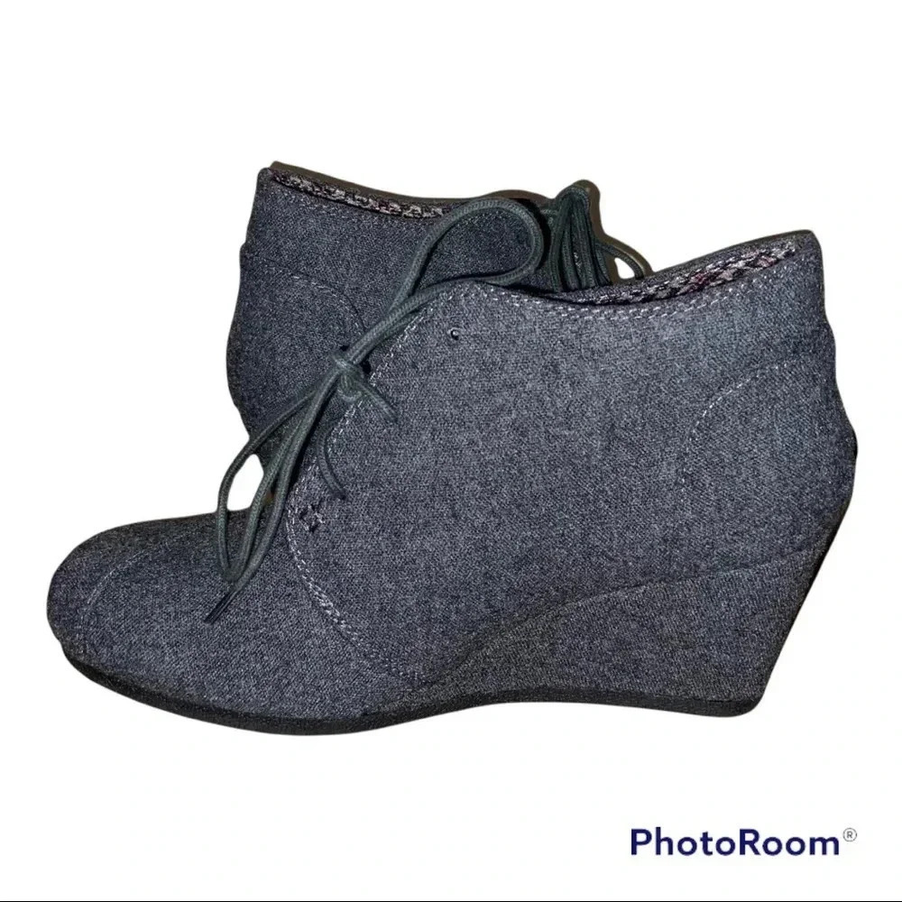 NWOT/Hot tomato womens gray wedges - sz 8.5